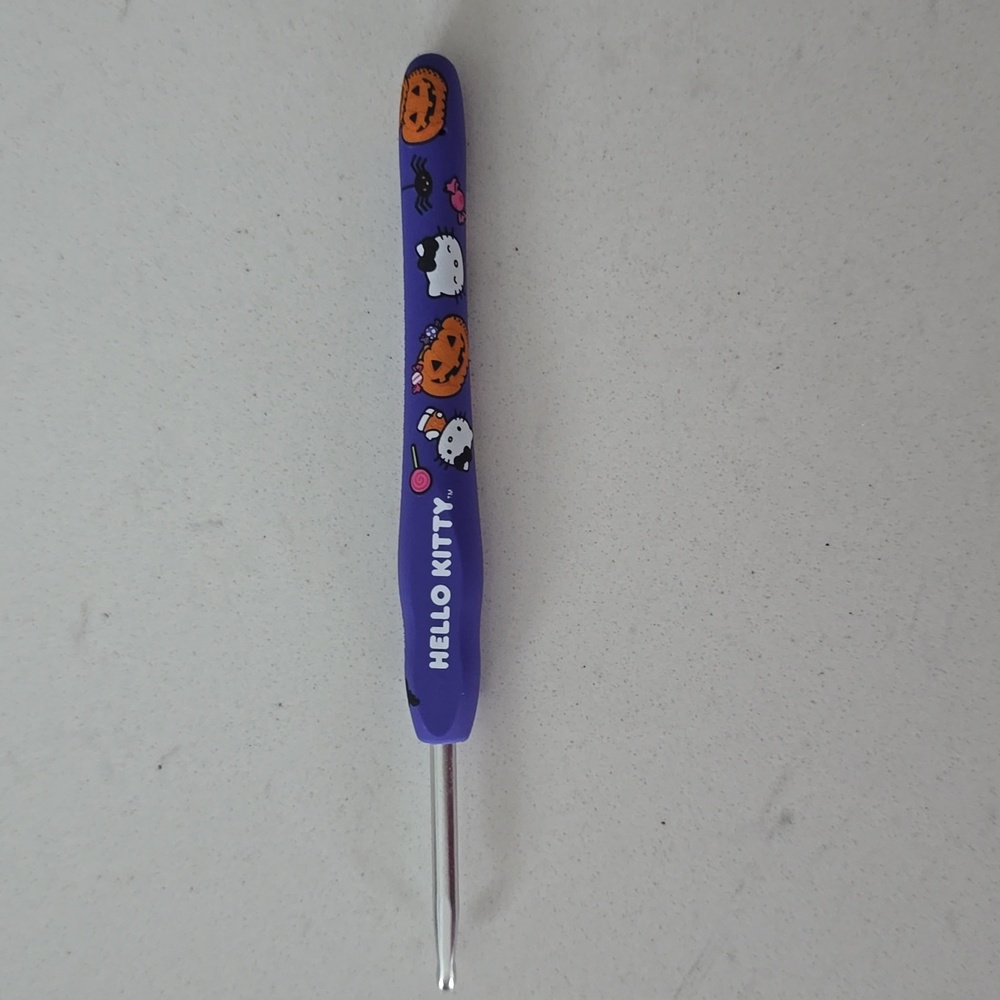 The Woobles Hello Kitty Halloween Crochet Hook - Picture 3 of 3